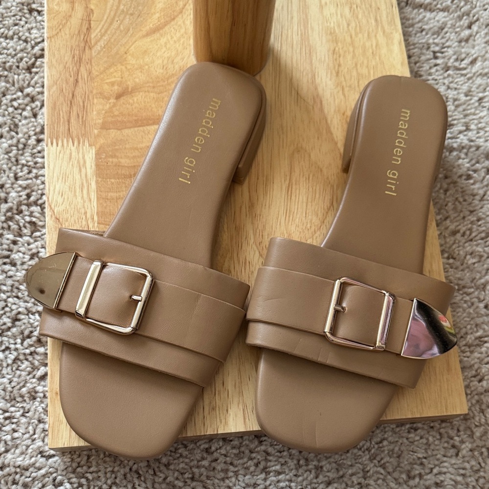 NWOT: Madden Girl Women's Avaa Flat Sandal, Natural, 6.5